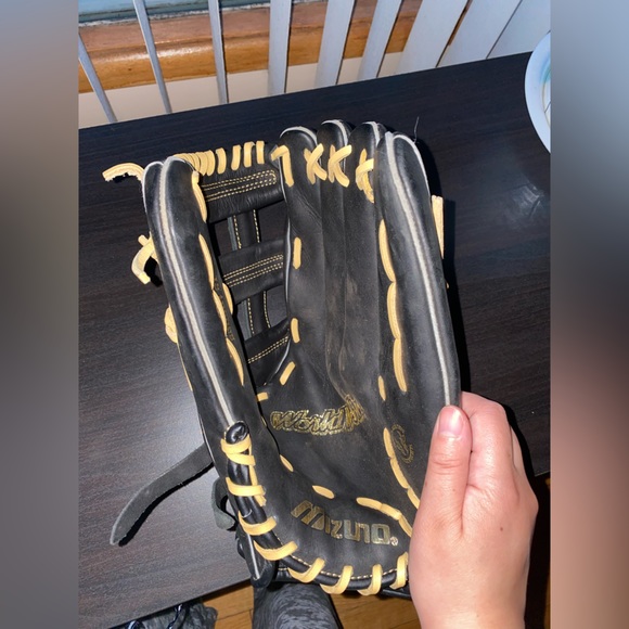 Mizuno Baseball Glove - Picture 2 of 5